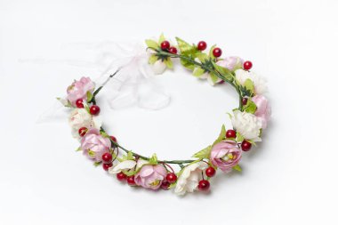 gül ve beyaz zemin üzerine çilek çelenk