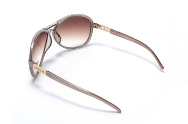 kahverengi cam üzerinde beyaz izole kadın güneş gözlüğü