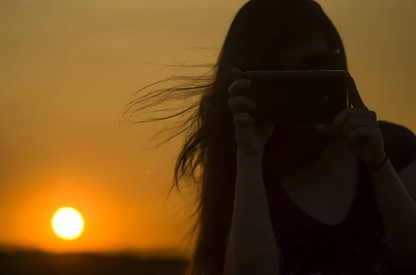 Sylwetka Dziewczynki Telefonu Zachód Słońca — Zdjęcie stockowe