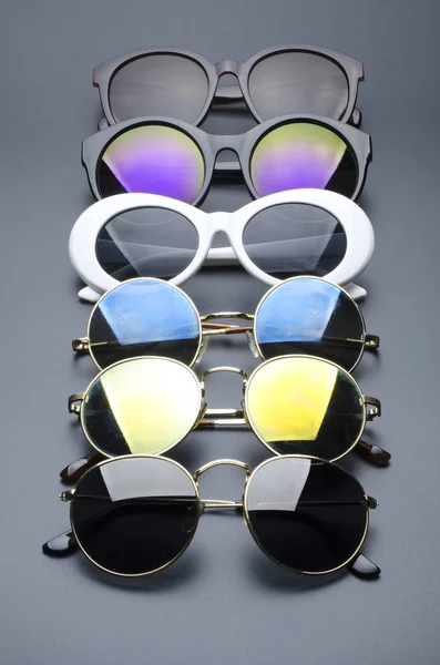 Sonnenbrille Einer Reihe Isoliert Auf Schwarz — Stockfoto