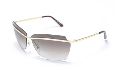 kahverengi cam üzerinde beyaz izole kadın güneş gözlüğü