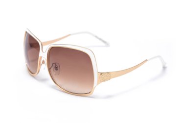 Bir mavi plastik çerçeve içinde kadın güneş gözlüğü