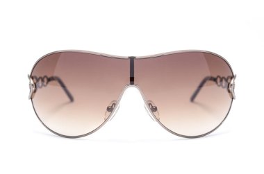 Beyaz izole kahverengi camlı güneş gözlükleri