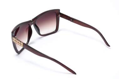 Güneş gözlüğü izole beyaz geniş çerçevede