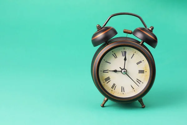 Brown Alarm Clock Placed Green Background Space Composing Messages — Stock Photo, Image