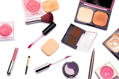 Kullanılan kozmetik ürünleri ve makyaj malzemeleri beyaz masa üstü görünümüne yerleştirilmiştir