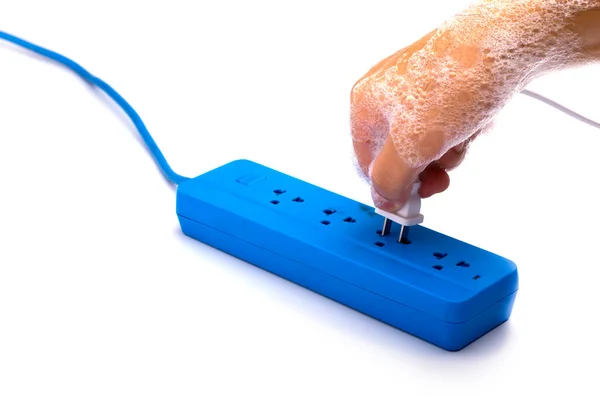 Ellerin ıslakken elektriği fişe takmanın tehlikesi. Hayata ve mala zarar verebilir..