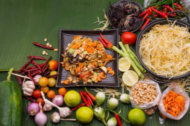 Tayland papaya salatası hem Tayland hem de yabancılar için favori yemektir baharatlı fındıklı, limonlu, kırmızı biberli, mayalanmış balık, sarımsaklı, kurutulmuş karides soslu,.