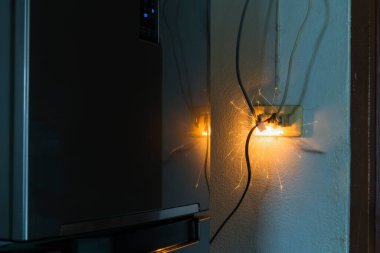 Elektrik şoku, fiş, buzdolabı bu yüzden eski elektrikli aletlerin kullanımından kaynaklanan tehlikeli kavramlara neden oluyor ve kalitesiz olması yaşam ve mülk için tehlikeli.