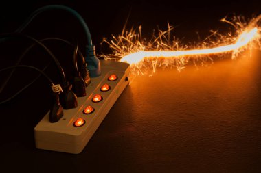 Kısa devre, standart altı elektrikli aletlerin yol açtığı kıvılcımlara neden olur. Bu da zarar ve tehlikeye neden olur.