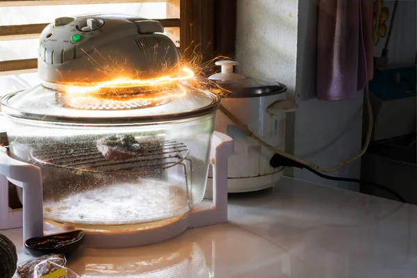 Elektrik şoku nedeniyle fırın eski elektrikli aletlerin kullanımından kaynaklanan tehlikeli kavramlara neden oluyor ve kalitesiz bu yüzden yaşam ve mülk için tehlikelidir.