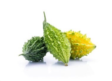 Beyaz arkaplanda acı kavun