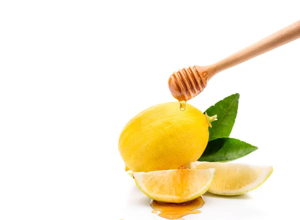 Натуральний Мед Капає Шматочки Лимона Білому Тлі Концепція Медового Напою — стокове фото