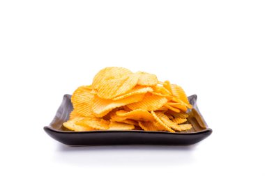 Patates cipsi tabakta. Beyaz arka planda güzel şekilli.