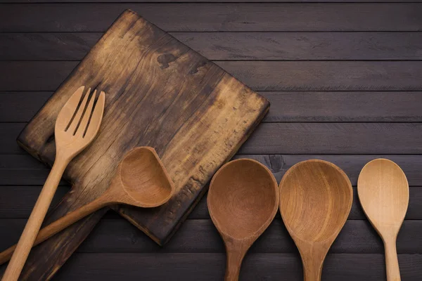 Keukengerei Snijplank Houten Lepel Vork Oude Zwarte Houten Vloer Bovenaanzicht — Stockfoto