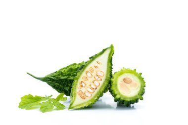 Beyaz arkaplanda acı kavun