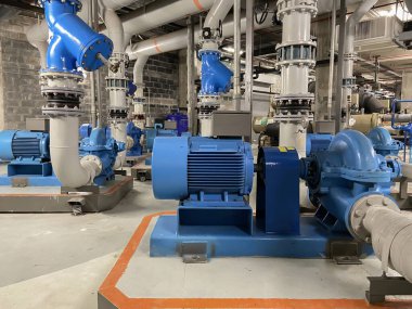 Soğutma odaları, motor ve su boruları dahil büyük endüstriyel soğutma odaları.