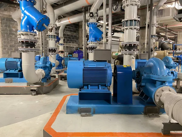 Soğutma odaları, motor ve su boruları dahil büyük endüstriyel soğutma odaları.