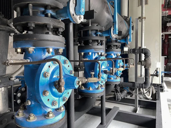 Büyük sanayi pompalama istasyonlarında pompa odaları, borular ve vanalar