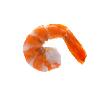 Beyaz arkaplanda izole edilmiş pişmiş karidesler