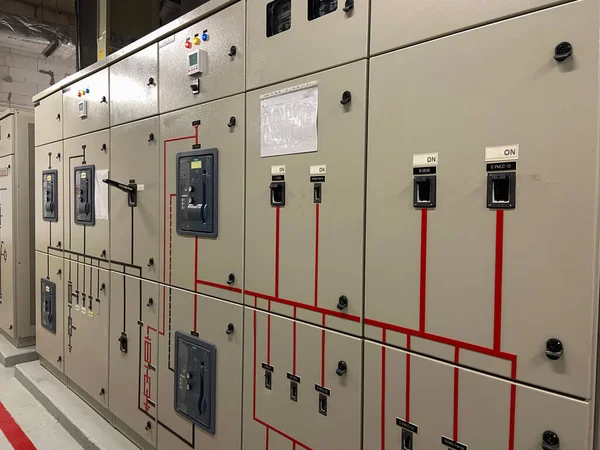 Elektrik şalteri kontrol dolabı, sanayi tesisleri veya elektrik santrallerinde elektrik santrali.