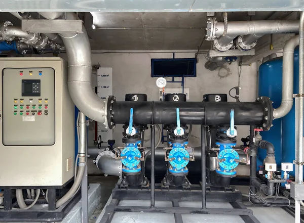 Büyük sanayi pompalama istasyonlarında pompa odaları, borular ve vanalar