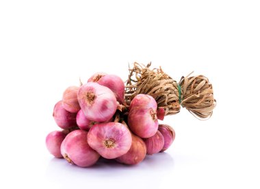 Kırmızı soğanlar beyaz arkaplanda birbirine bağlanmış..