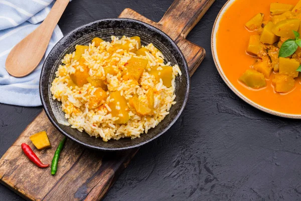 Curry Oder Kürbissuppe Mit Reis Auf Keramikteller Auf Schwarzem Hintergrund — Stockfoto