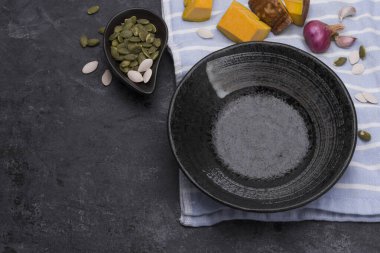 Koyu siyah bir masada boş seramik tabaklar - üst görünüm.