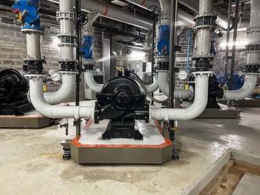 Soğutma odaları, motor ve su boruları dahil büyük endüstriyel soğutma odaları.