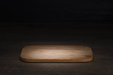 Tahta kahverengi ahşap zemin gece atmosferinde, koyu arkaplan, zeminde ışık yansıması, arkaplan görüntüleri oluşturmak için uygun.