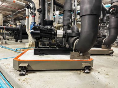 Soğutma odaları, motor ve su boruları dahil büyük endüstriyel soğutma odaları.