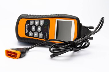 Beyaz arkaplanda OBD2 eklentisi olan Otomobil Hatalı Kod Okuyucu