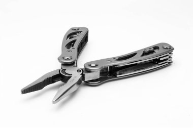 Beyaz arkaplanlı pense ile çoklu araç