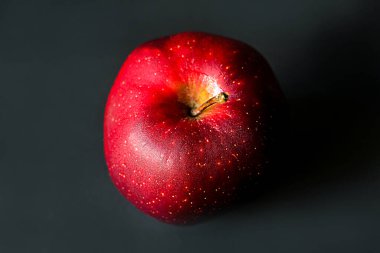 Arkaplanda damla suyu olan elma, kırmızı elma, taze elma, meyvelerin üzerine su dök..