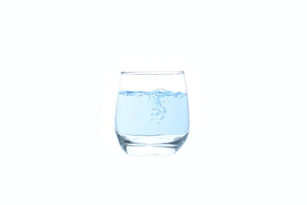 Sluiten Gezuiverd Blauw Water Blandy Glas Drinken Witte Achtergrond — Stockfoto