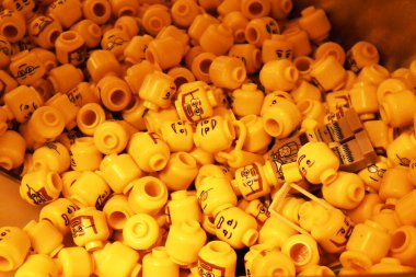 Bruxelles, Belçika - 05 Mayıs 2017 - Bruxelles ana mağazasında sarı lego kafaları kasesi