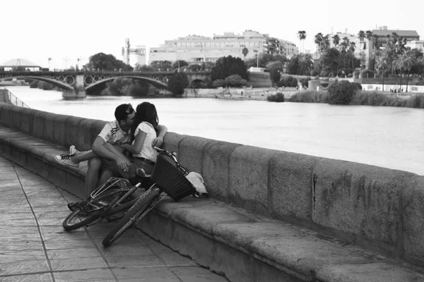 Sevilla Spain 30Th August 2016 Lovers Kissing River Seville — Stock Photo, Image