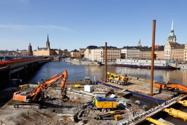 Stockholm, İsveç - 11 Nisan 2018: Şantiye ile Slussen alanı yeniden inşası ile çalışır.