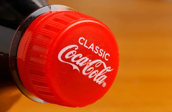 瑞典斯德哥尔摩 2018年3月23日 一个红色可口可乐经典软饮料胶囊的特写2升塑料瓶 — 图库照片