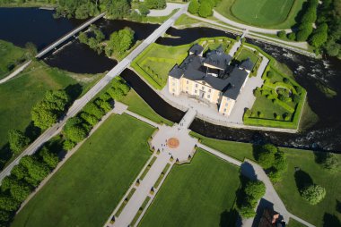 Stromsholm, İsveç - 17 Mayıs 2018: Havadan görünümü Vastmanland İsveç eyaletinde bulunan Stromsholm Kalesi.