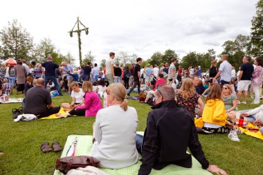 Mariefred, İsveç - 23 Haziran 2017: Her yaştan insanlar kutluyor genel Yaz Ortası Arifesi holliday olay.