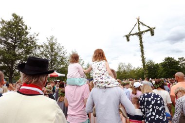 Mariefred, İsveç - 23 Haziran 2017: Her yaştan insanlar kutluyor genel Yaz Ortası Arifesi holliday olay.