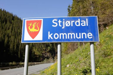 Stjordal, Norveç - 30 Mayıs 2016: Yol işaret Norveç Stjordal Belediyesi sınır
