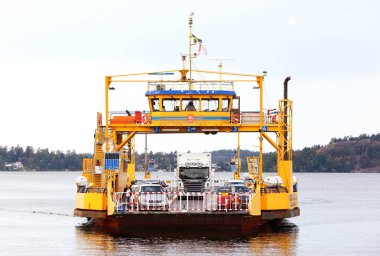 Slagsta, İsveç - 13 Ağustos 2014: Sarı yolu feribot rota Ekero servisinde İsveçli ulaşım yönetimi (Trafikverket) tarafından işletilen arabalı..