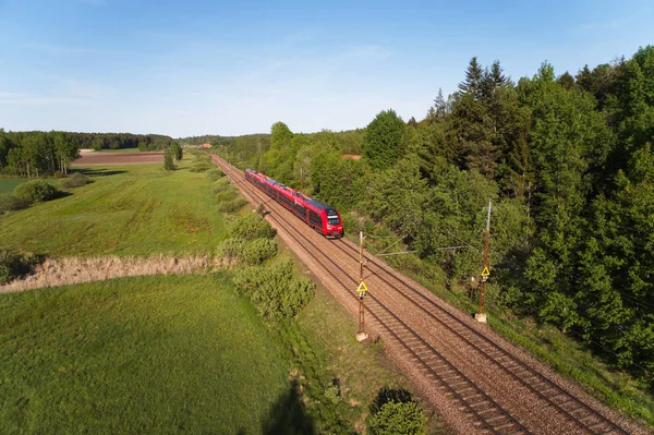 ヨーテボリの宛先に複線電化鉄道で赤の電気 Mtr 急行クラス X74 Molnbo スウェーデン 2018 空中ビュー — ストック写真