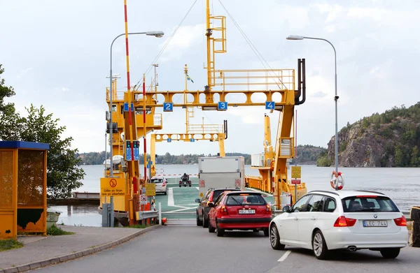 Slagsta 2014年8月13日 黄色公路轮渡与由瑞典运输管理 Trafikverket 操作的汽车在 Slagsta 泊位与 Jungfrusund — 图库照片