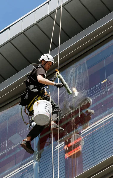 Solna Schweden Mai 2017 Ein Fensterputzer Putzt Fenster Während Außerhalb — Stockfoto