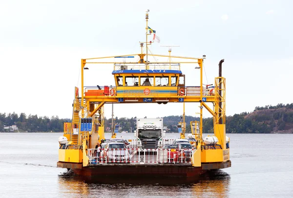 Slagsta 2014年8月13日 黄色公路轮渡与由瑞典运输管理 Trafikverket 操作的汽车在 Ekero 服务的路线 — 图库照片