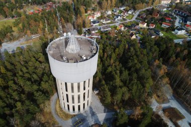 Sodertalje, İsveç - 1 Mayıs 2018: Blombacka su kulesi eracted 1961 havadan görünümü.